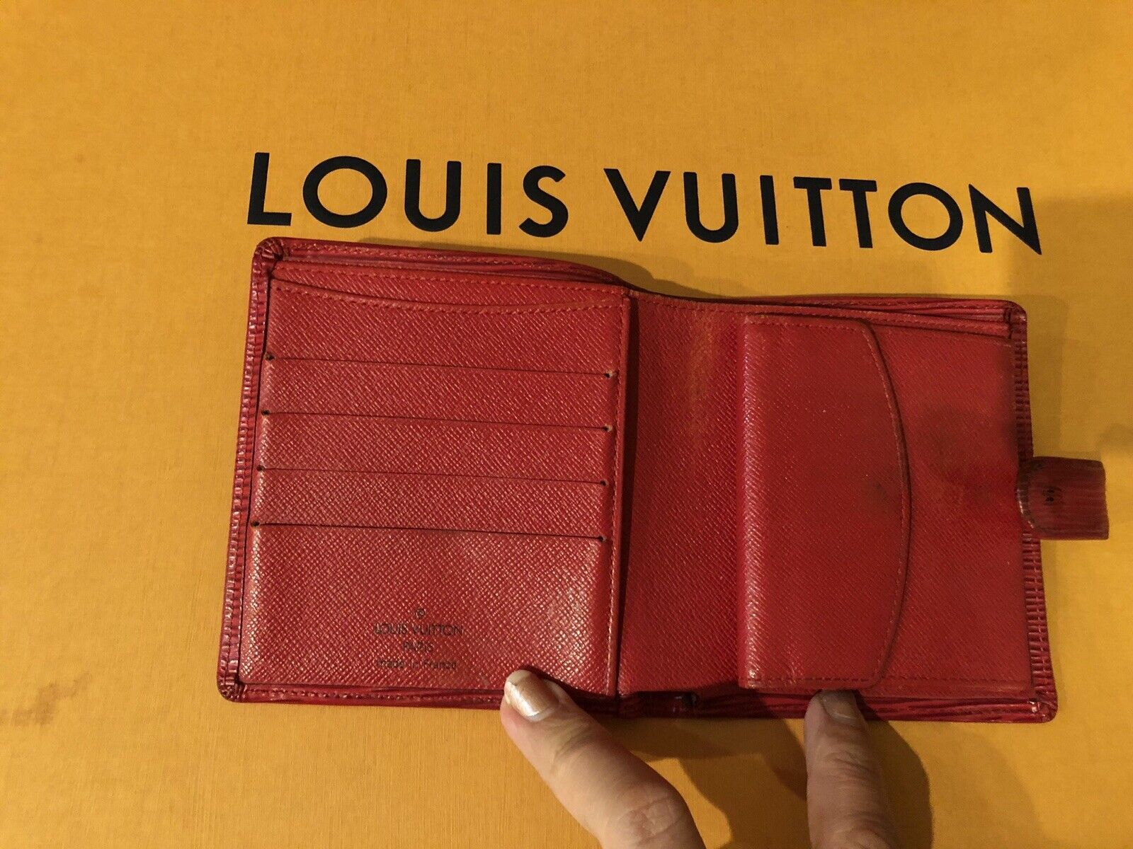 Louis Vuitton Red EPI Leather Kisslock Snap Bi-Fold Wallet LV-W0930P-0391