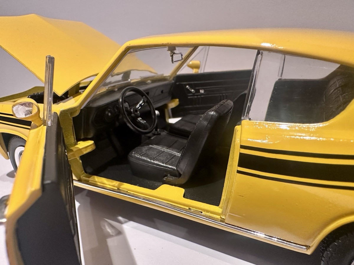 Road Signature 1969 Plymouth Barracuda 1:18 Scale Yellow Diecast
