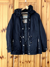 Schwarze Jacke mit voluminösem Kragen und Re...