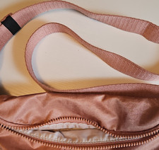 Bolso Bandolera Kipling Rosa Cierre con Cremallera Plateado Herrajes Robot Dije Acento