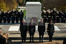 DONALD TRUMP & J.D. VANCE AT TOMB OF THE UNKOWN SOLDIER 2025 4X6 POSTCARD PHOTO