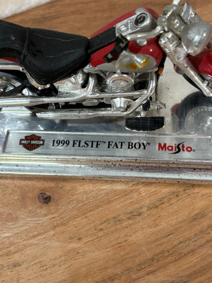 Harley Davidson 1999 Fat Boy 1:18 Scale Diecast Motorcycle by Maisto - Red - Image 3 of 4