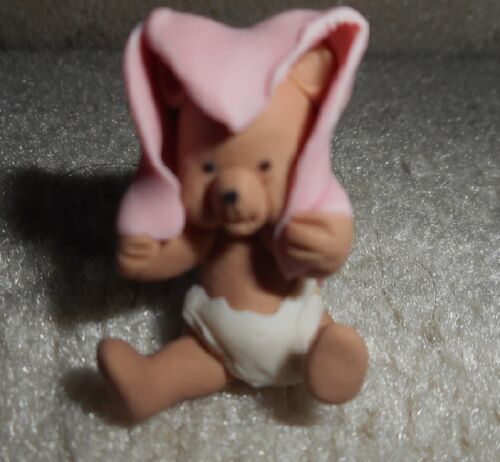 DOLLHOUSE MINIATURE ARTISAN CLAY/FIMO TEDDY BEAR IN DIAPERS WITH BLANKET ON HEAD - Afbeelding 1 van 2