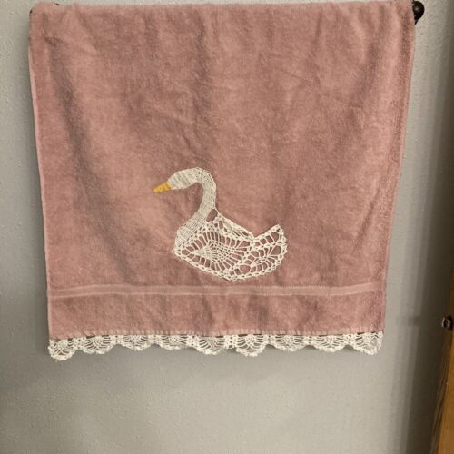 Bath Towel Vintage Pink with Crochet Swan and Trim 17" x 25" - Picture 1 of 8