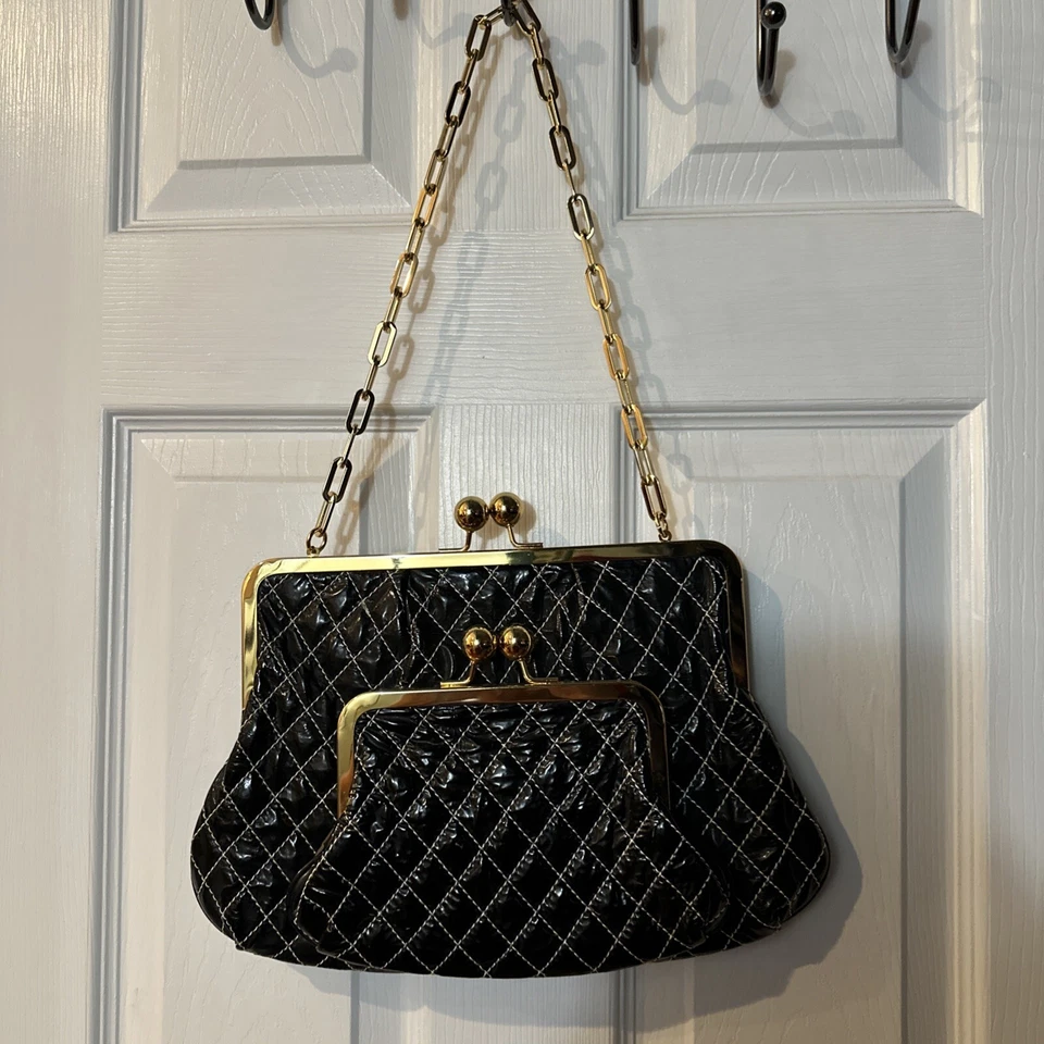 Bolso de mano convertible Goldenbleu de charol negro con marco dorado Foto 2 de 4