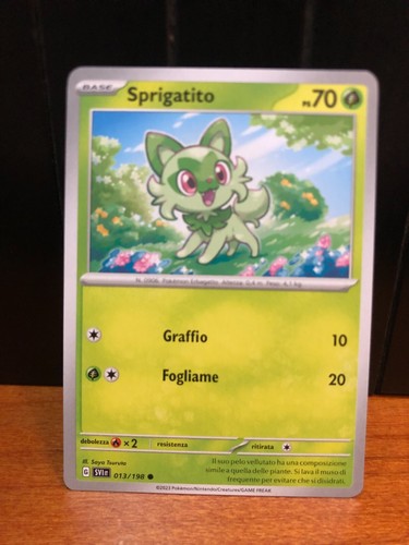 CARTA POKEMON SPRIGATITO 013/198 SCARLATTO E VIOLETTO 2023 COMUNE ITALIANO NUOVA