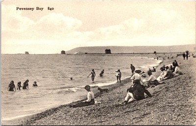 Pevensey Bay Strandszene Menschen genießen die Sonne East Sussex Vintage Postkarte