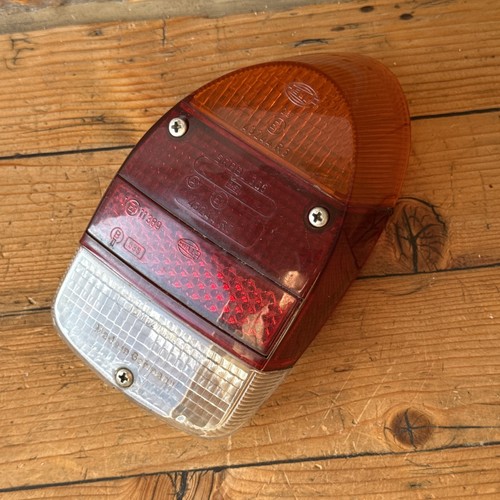 VW Käfer 1302 Rücklicht mit Rückwärtsfahrlicht und 3 Schrauben und Trennbleche