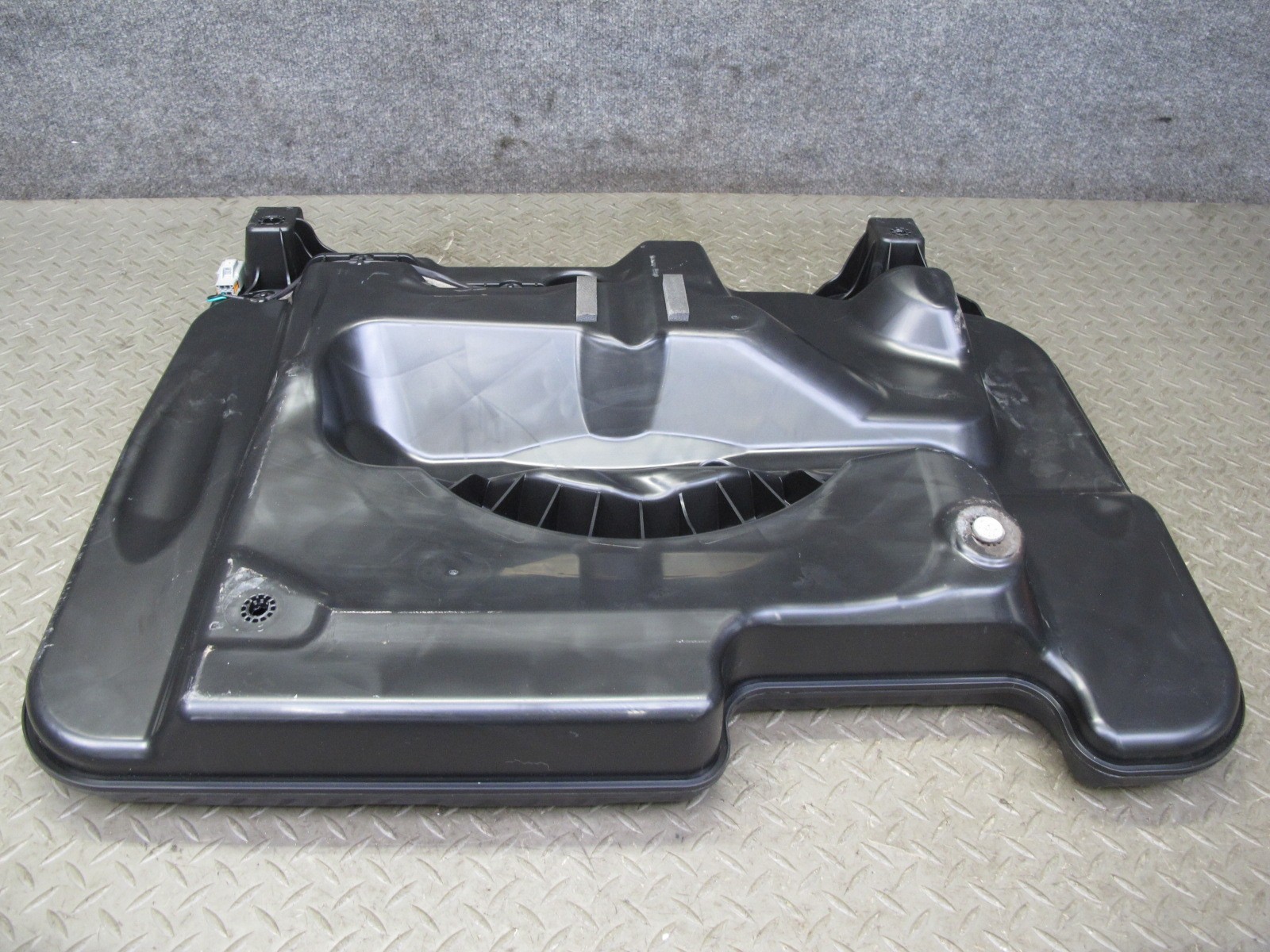 2017-2020 MASERATI LEVANTE M161 REAR AUDIO SUBWOOFER SPEAKER BOX ASSEMBLY