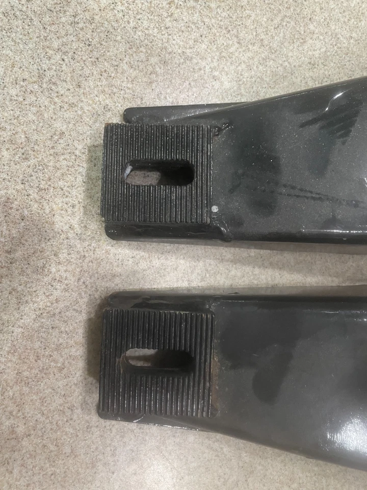 Vigas de extensión de chasis Triumph TR6 izquierda y derecha - restauradas Foto 3 de 4