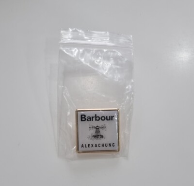 Neu Barbour International x Alexa Chung Beacon Marke offizielles Reversnadel Abzeichen