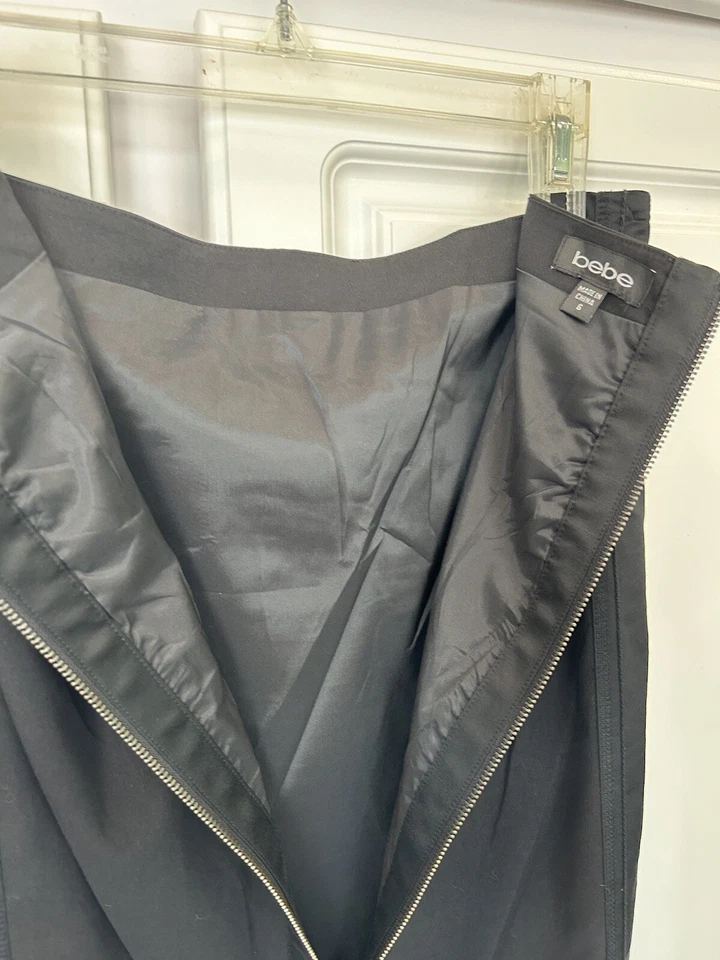 FALDA BEBE NEGRA POR ENCIMA DE LA RODILLA CON ESTILO APENAS USADA, CIERRE TRASERO CON CREMALLERA PLISADA, TALLA: 6 Foto 4 de 4