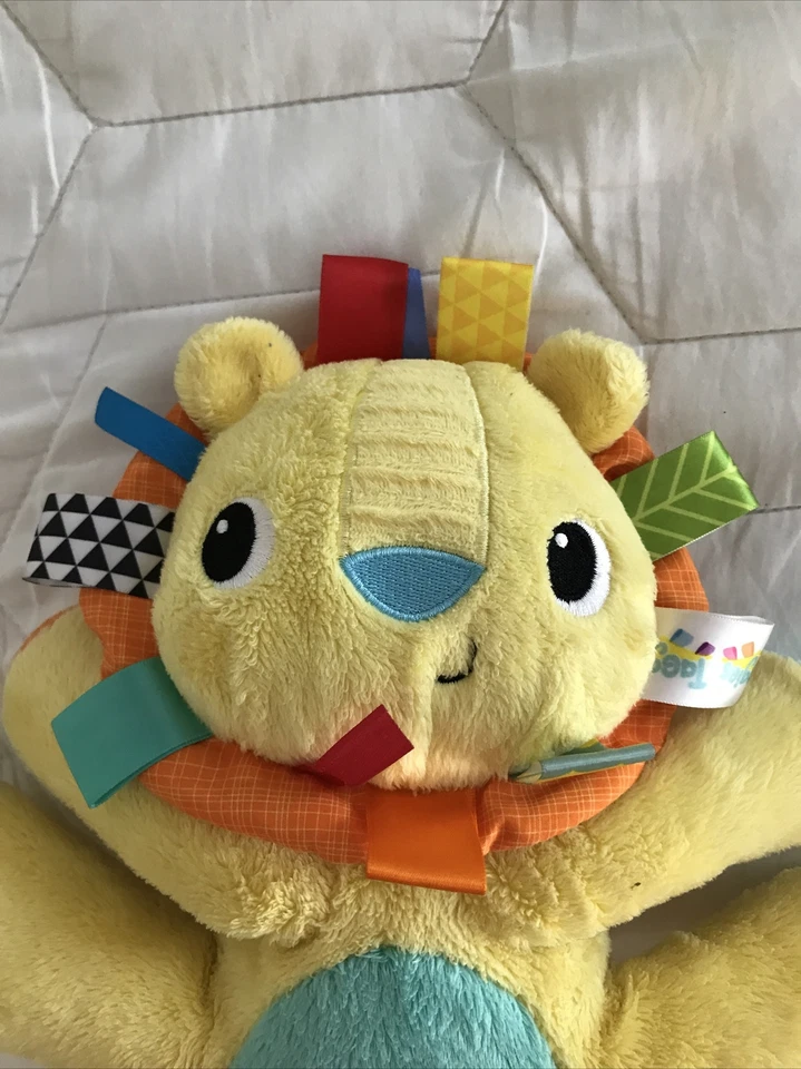 Juguete suave amarillo táctil para bebé Bright Starts Lion animal de peluche Taggies guardería 9” Foto 3 de 4