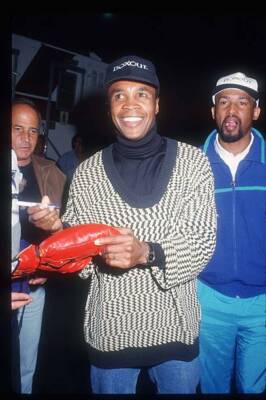 Ex-boxer Sugar Ray Leonard signs a boxing glove at the Grand Oly .. Old Photo
