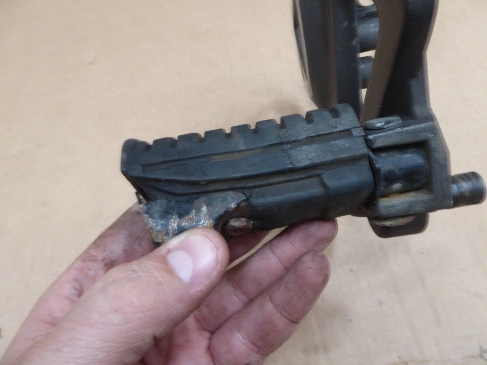 Soporte de suspensión reposapiés delantero derecho Kymco Kr Sport 125 2010 Foto 4 de 4