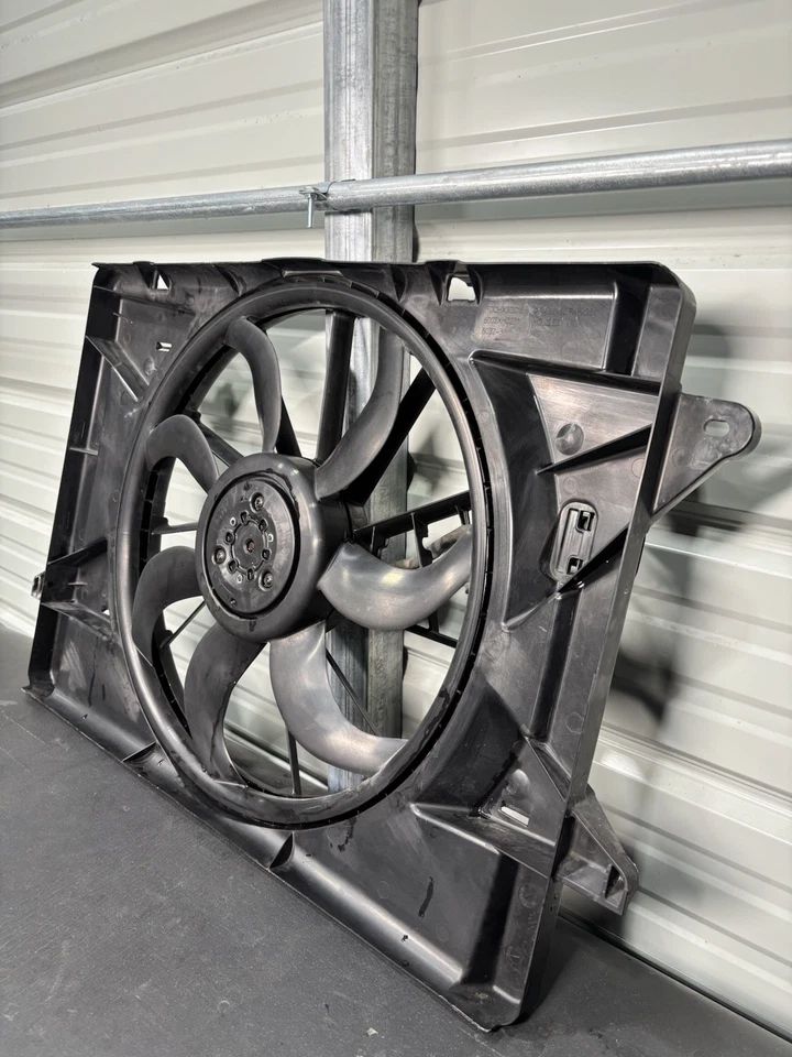 Cubierta del ventilador de refrigeración del radiador Chrysler Pacifica 2017-2025 y cuchilla y motor OEM Foto 2 de 4