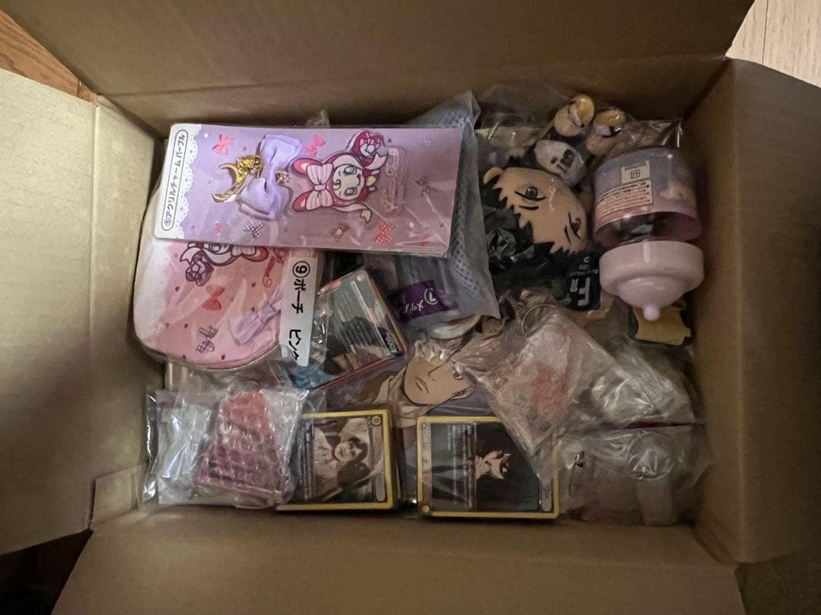 Lote de 100+ piezas de mercancía de anime Attack on Titan - insignias, figuras, tarjetas, peluche