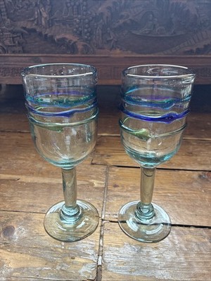 2er Set mexikanische mundgeblasene Recyclingglas Weinkelche - blaue & grüne Ringe