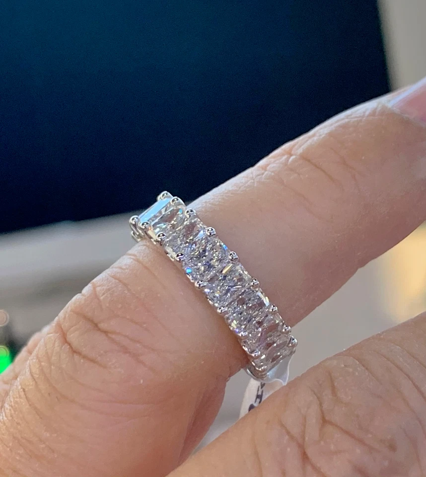 Alianza de boda de eternidad radiante de diamantes creada en laboratorio de 3 quilates enchapada en oro blanco de 14 quilates Foto 3 de 4