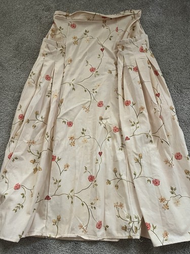 Women’s Skirt Size Large With Pockets, Flared Style And Pleaded