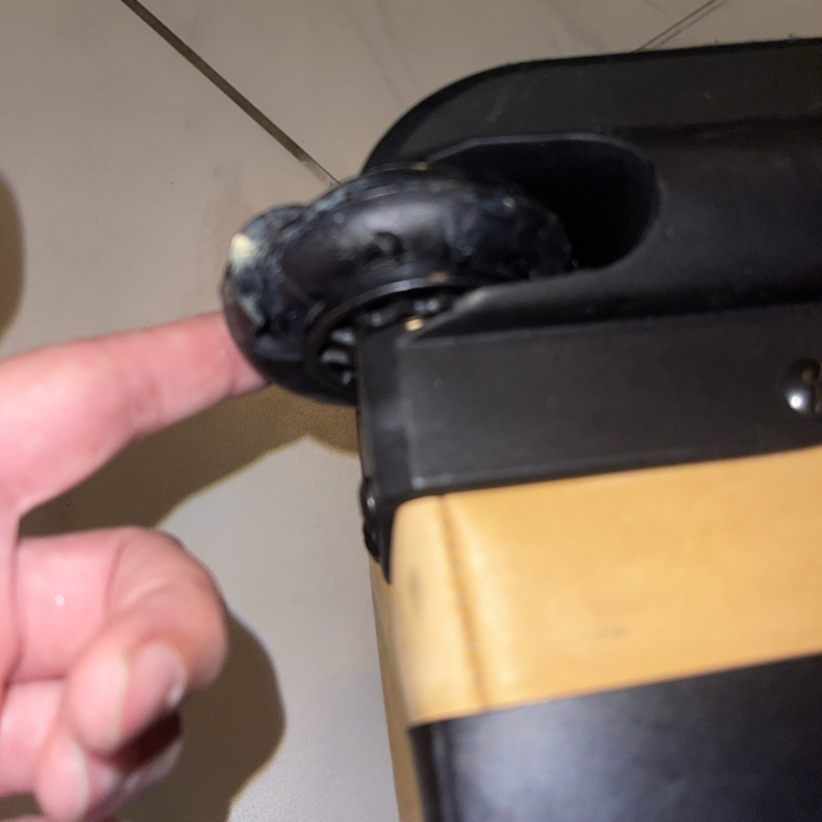 Rawlings Heart of the Hide Suitcase Travel Bag Suitcase Rolling Lombardo Duffle