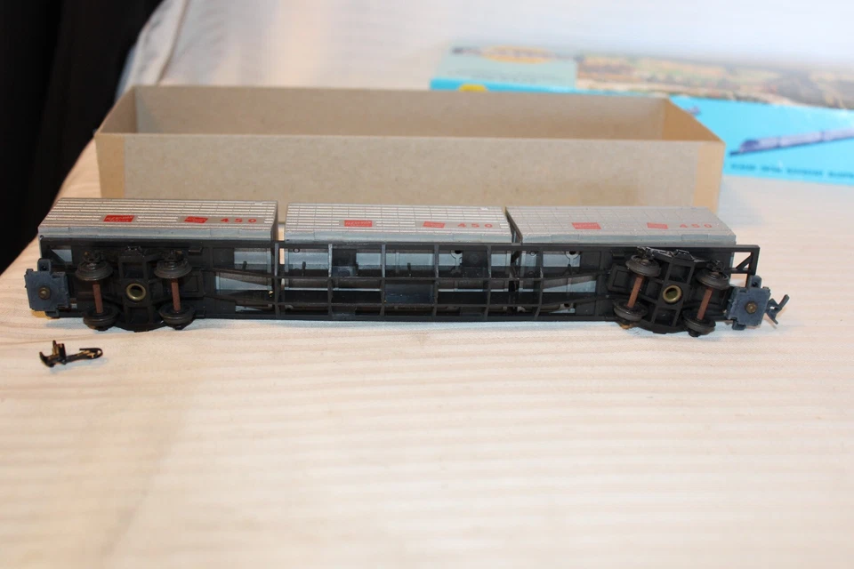 HO Scale Walthers, 85' Flat Car with 3 Silver MR Containers, Black, Undecorated - Image 4 of 4