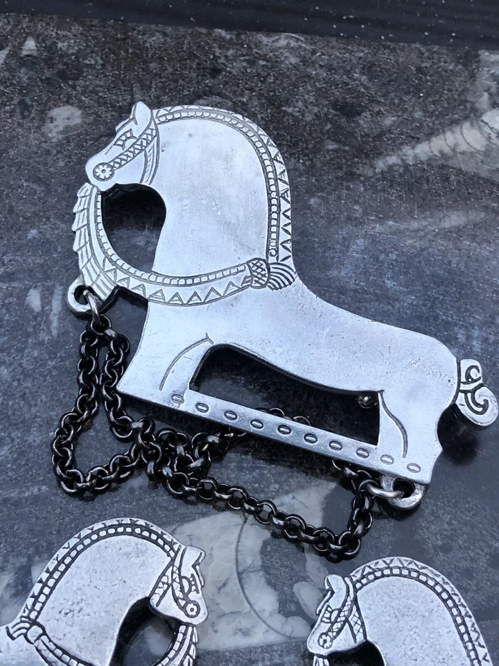 Vintage 1960/70's Norwegian Tinn Per horse brooch cloak clasp mid century pewter — 第 4/4 张图片