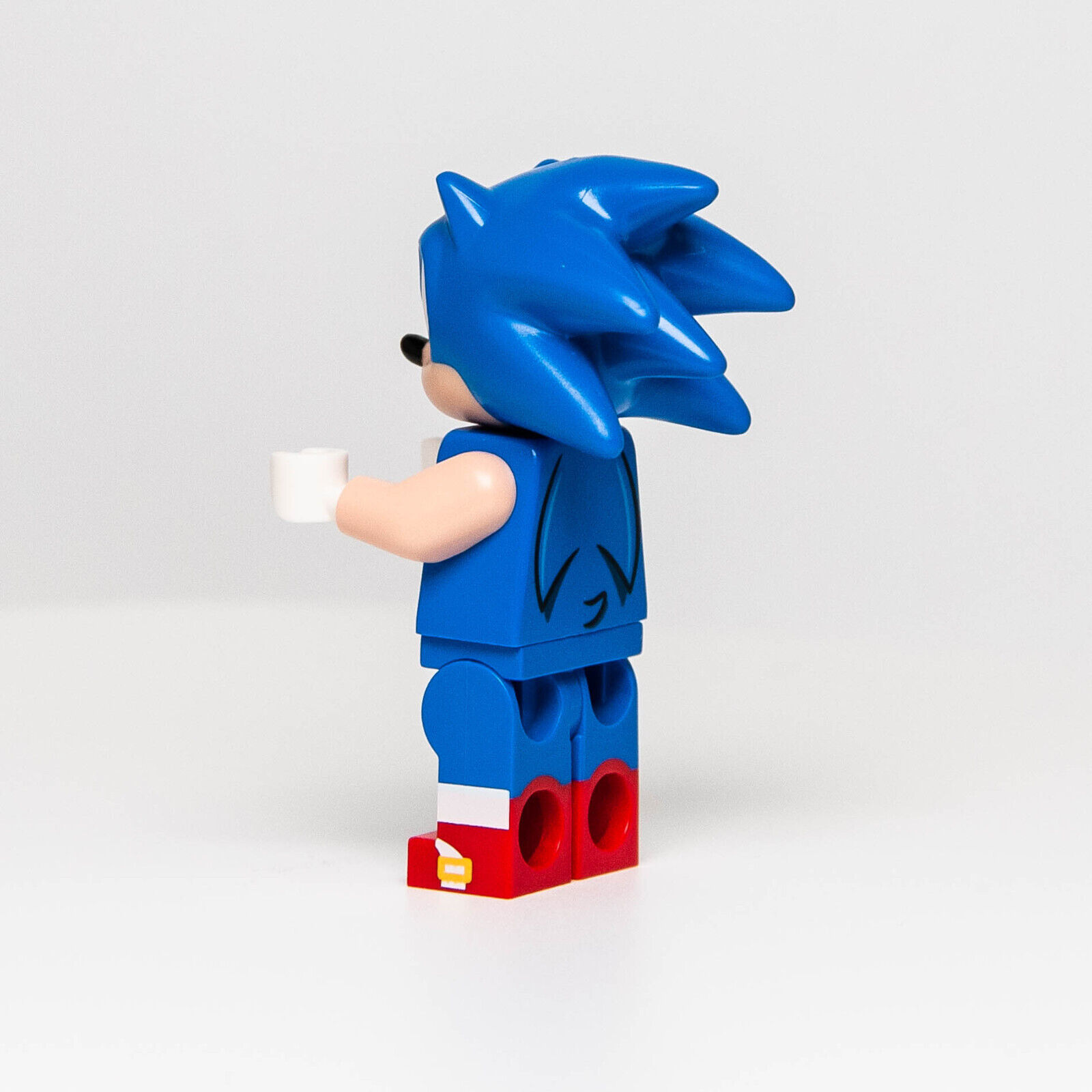  LEGO Ideas Minifigure - Sonic The Hedgehog with Accessories and  Minifigureland Tile (All New for 2022) 21331 : Toys & Games