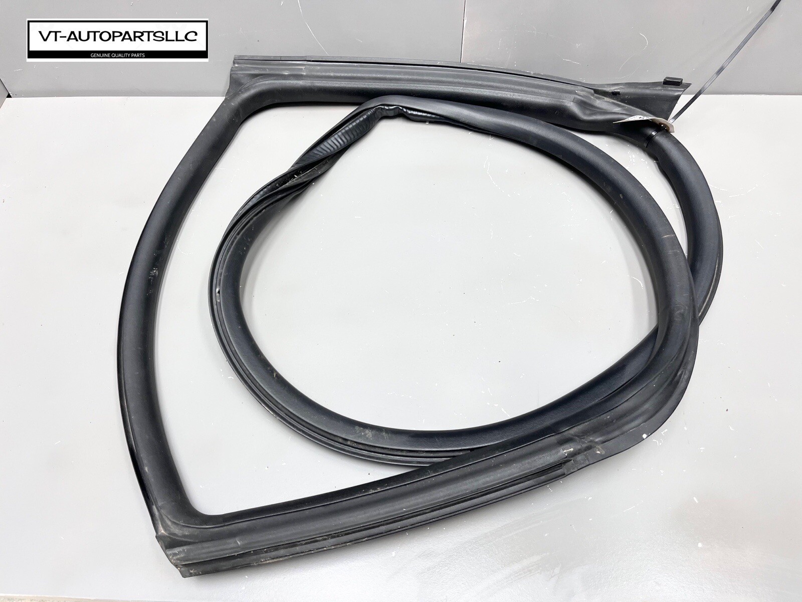 ⭐️2017-2020 MASERATI LEVANTE REAR RIGHT SIDE DOOR BODY WEATHERSTRIP SEAL OEM