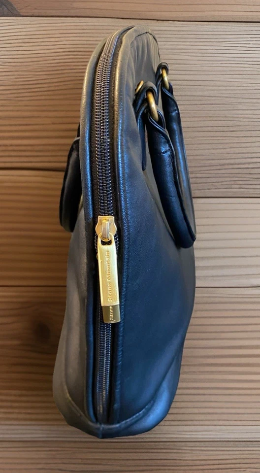 Cartera Stone Mountain de cuero negra con asas dobles y cartera con cremallera dorada Foto 4 de 4