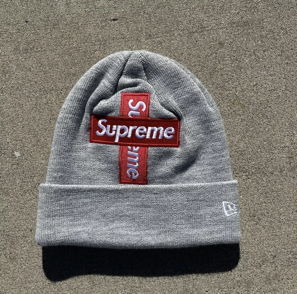 BONNET LOGO BOÎTE CROISÉE SUPRÊME GRIS BRUYÈRE FW20