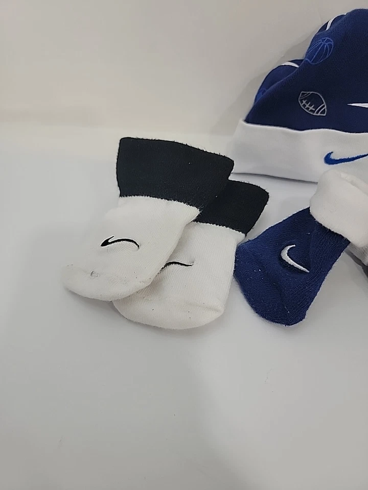 Nuevo Nike Air Jordan Infantes Negro y Azul Marino Conjunto 2 Sombreros y 8 Botines Calcetines 0-6mth Foto 4 de 4