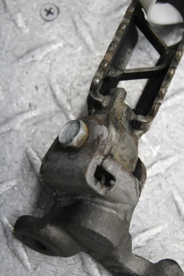 Yamaha IT400 1979 reposapiés izquierdo derecho clavijas  Foto 3 de 4