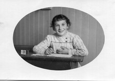 Ecole PHoto classe de l'élève Christiane Mongarny à son bureau en février 1954