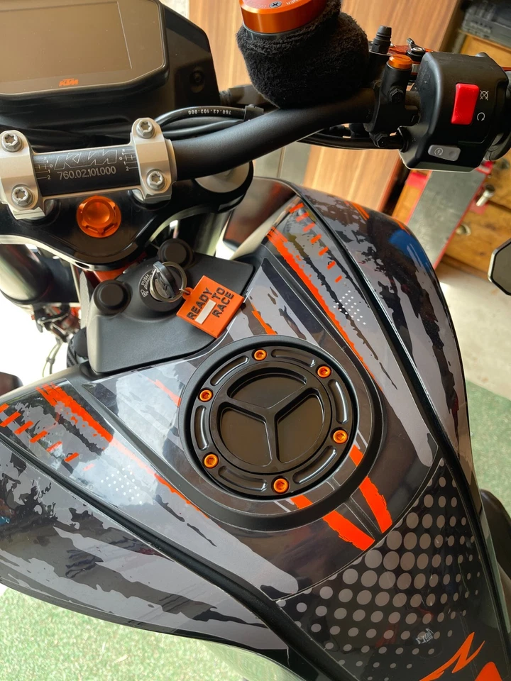 Cubierta de tapa de llenado de tanque de combustible de gasolina sin llave para Aprilia RSV 1000 Tuono/Mille RS 125 Foto 4 de 4