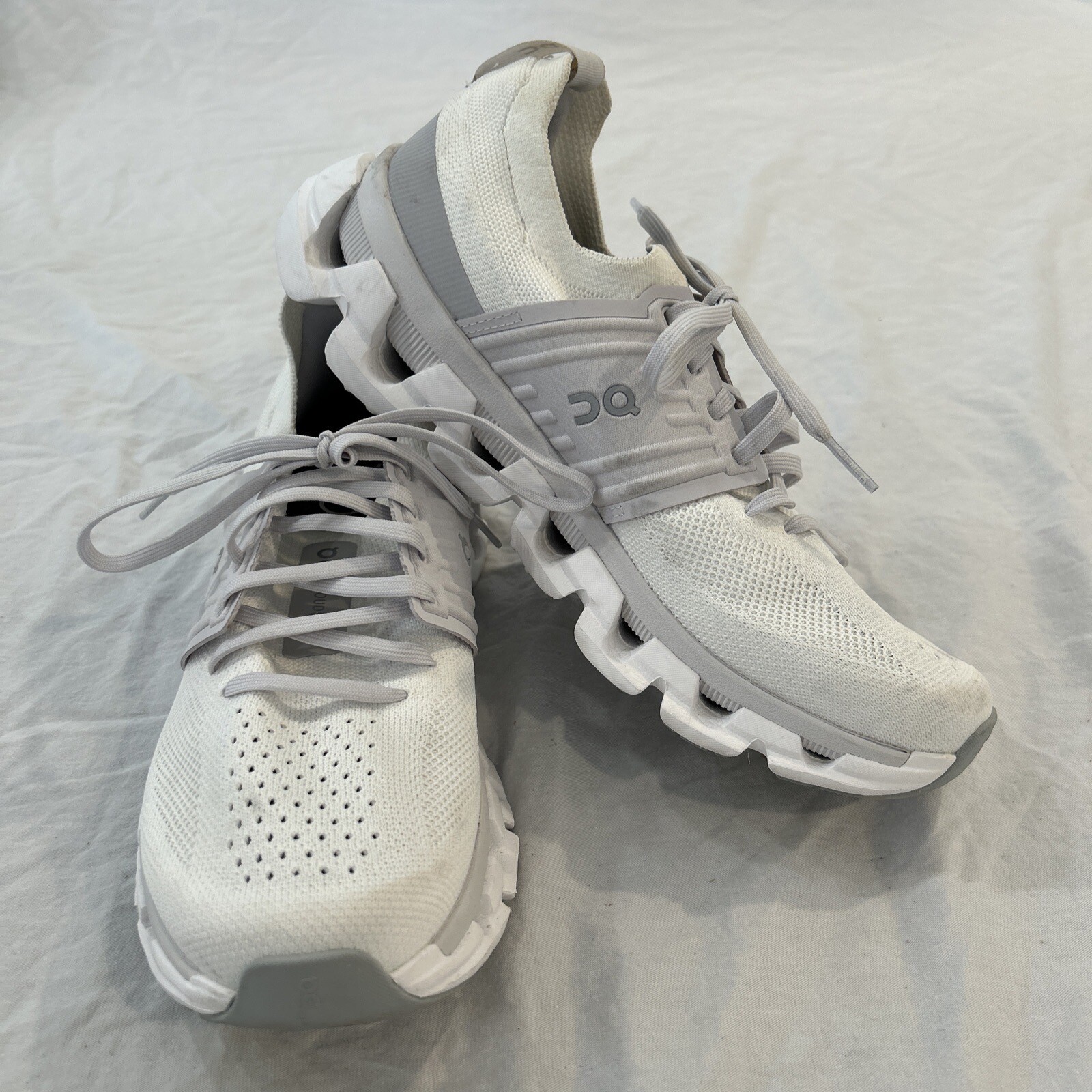 On Cloud Cloudswift Low Top Running Sneakers Wome… - image 1