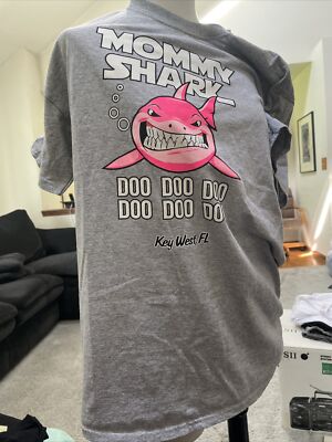 Suna Gray Short Sleeve  T Shirt Mommy Shark Doo Doo Doo Size Large