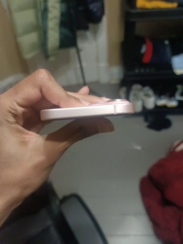 iPhone 15 - 128 Go - Rose (Désimlocké) Rayures sur le devant / Batterie 100% - Photo 5 sur 6