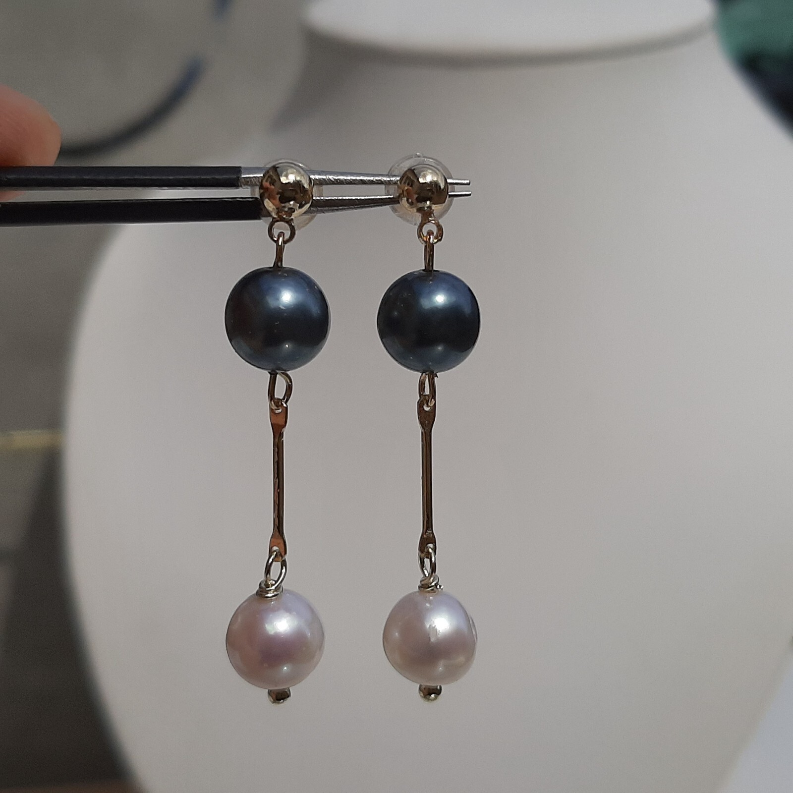 Boucles d'oreilles perles de culture noires clous pour illuminer vos tenues de soirée