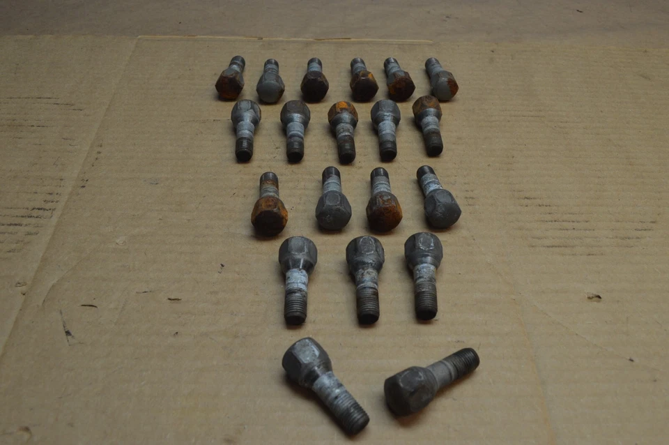 M138 Maserati GT 2004 cupé juego de 20 tuercas tuercas perno de rueda Foto 3 de 4