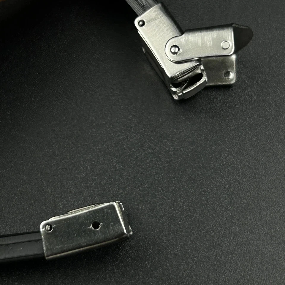 Pulsera de goma plateada, cristal de cuero para hombre con acabado de oro blanco de 14K Foto 4 de 4