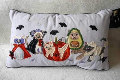 HWA besticktes langes Kissen Baumwolle 61 cm & Auflage Halloween Katzen Team im Kostüm