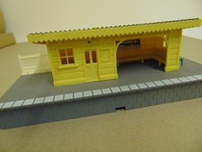 Hornby ~ R.500 Station Halt with platform and fence ~ OO Gauge REF6521