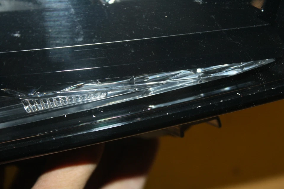 GENUINE SKODA FABIA RIGHT SIDE LED HEADLIGHT 6VC941016 *DAMAGED* - image 4 of 4