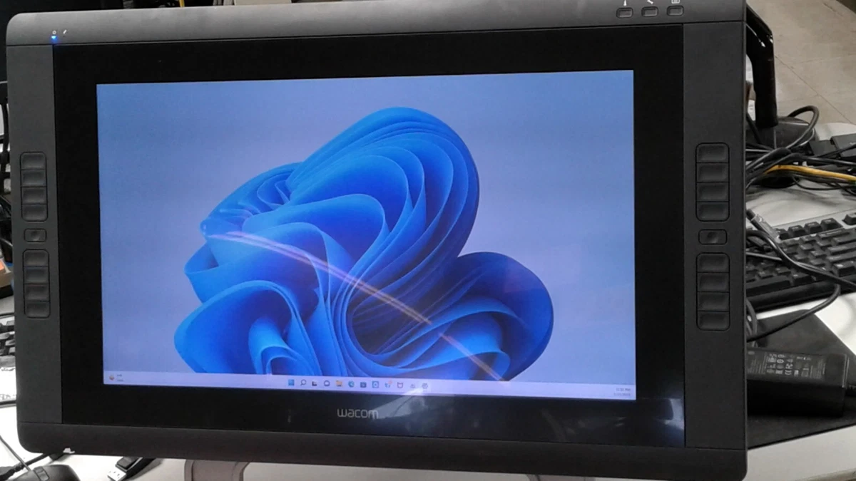 Wacom Cintiq 22HD Touch Interactive Pen Display DTH2200/K