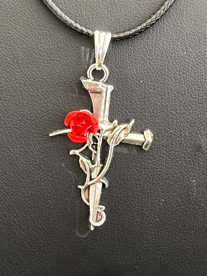 СУПЕР ИЗЯЩНЫЙ КРАСНЫЙ РОЗА КРЕСТ ОЖЕРЕЛЬЕ КУЛОН НА 18» ШНУР ИЗ ИСКУССТВЕННОЙ КОЖИ - Изображение 2 из 3