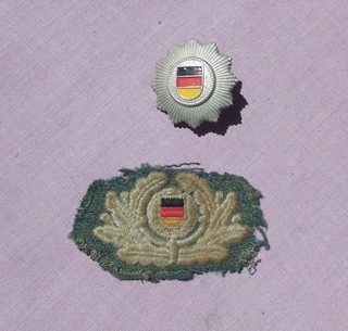 2 alte originale Mützenabzeichen KVP ( Stoff / Metall )