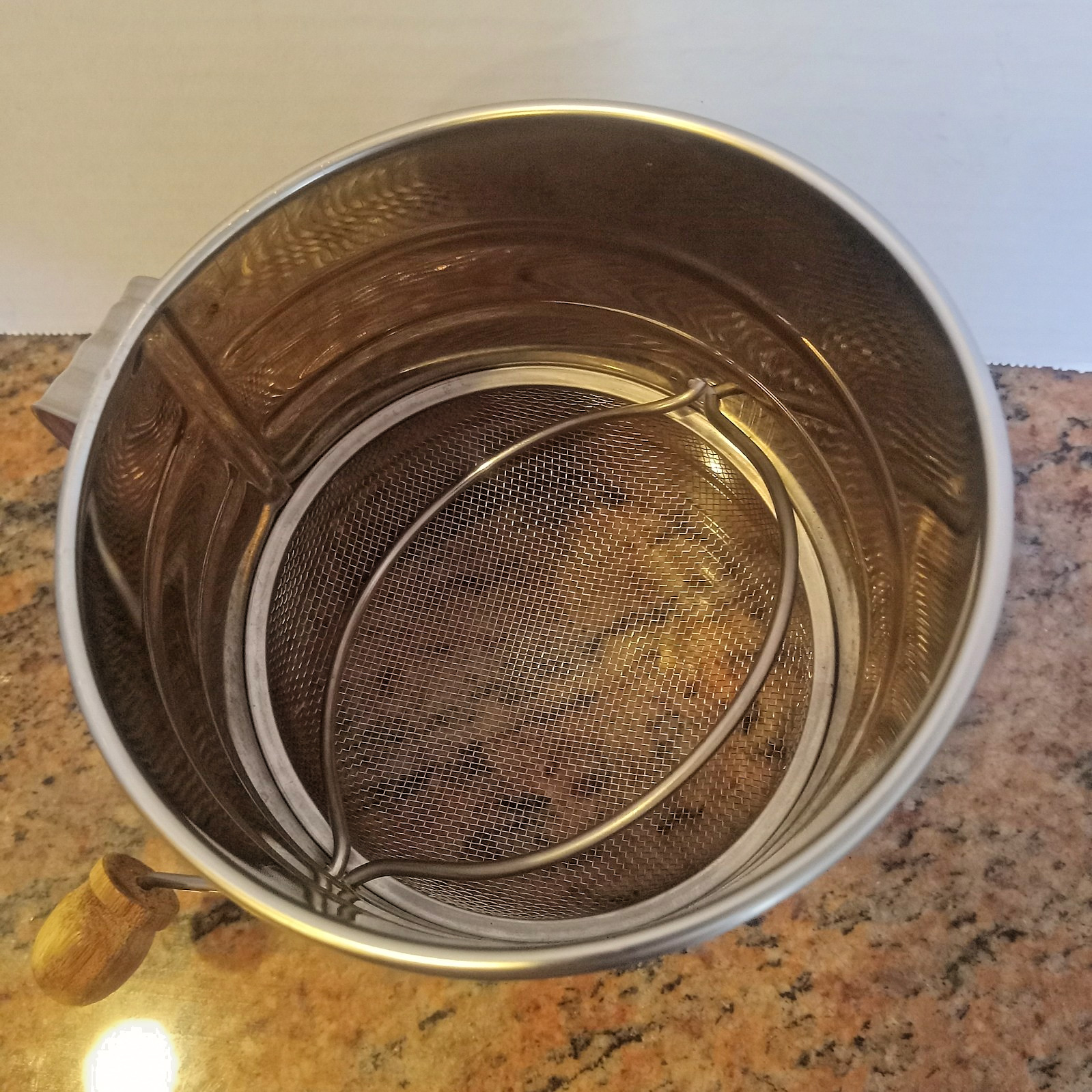 The Pioneer Woman Breezy Blossoms Metal Flour Sifter w/Wooden Hand Crank