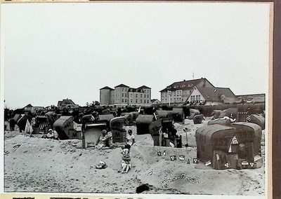 38145624 - 2190 Duhnen Foto montiert auf Karton Strand mit Hotels Fotograf Otto