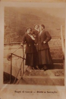 Fotografia d'epoca Bagni di Lucca Ponte a Serraglio ritratto su scale
